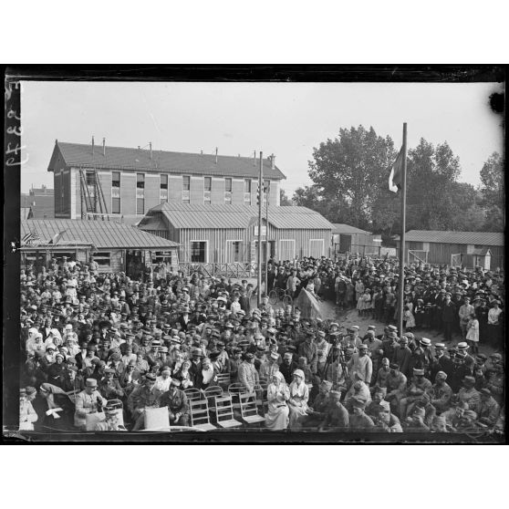Châlons sur Marne. "L'Independence Day". Concert à la cantine franco-américaine. Les spectateurs. [légende d'origine]