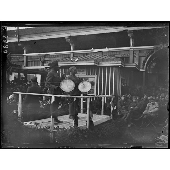 Châlons sur Marne. "L'Independence Day". Concert à la cantine franco-américaine par la musique du 369eme d'infanterie américaine. [légende d'origine]