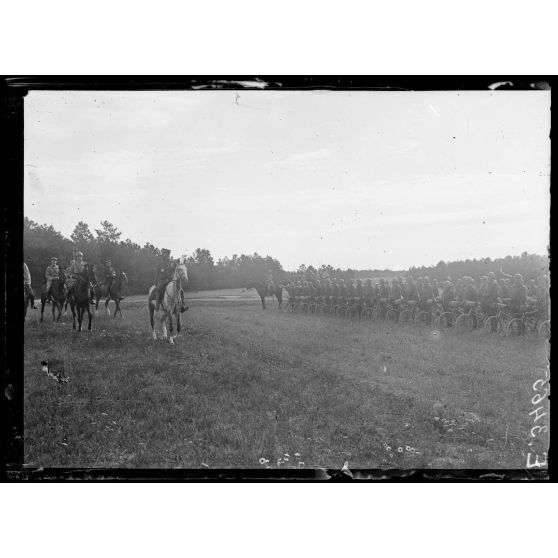 Près Mouy sur Seine. Seine et Marne. Ferme Saint Lucien. Revue de la 5eme Division de cavalerie par le général Gouraud. Le général Gouraud passe devant les cyclistes. [légende d'origine]