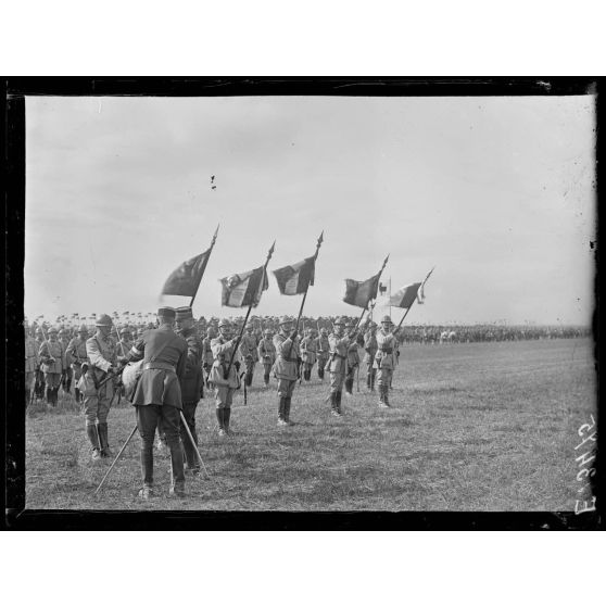Près Mouy sur Seine. Seine et Marne. Ferme Saint Lucien. Le général Gouraud décore des étendards. [légende d'origine]