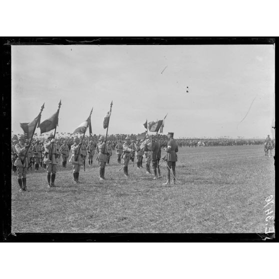 Près Mouy sur Seine. Seine et Marne. Ferme Saint Lucien. Le général Gouraud décore des étendards. [légende d'origine]