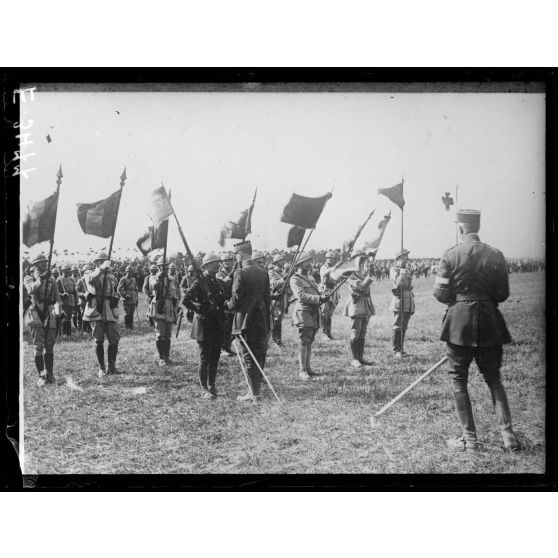 Près Mouy sur Seine. Seine et Marne. Ferme Saint Lucien. Le général Gouraud décore un fanion. [légende d'origine]