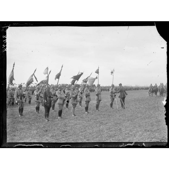 Près Mouy sur Seine. Seine et Marne. Ferme Saint Lucien. Le général Gouraud décore un fanion de brancardiers. [légende d'origine]