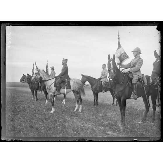 Près Mouy sur Seine. Seine et Marne. Ferme Saint Lucien. Le général Gouraud et les étendards pendant le défilé. [légende d'origine]