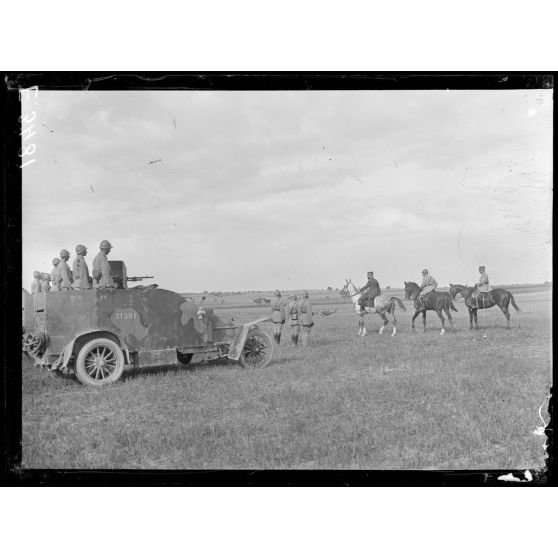 Près Mouy sur Seine. Seine et Marne. Ferme Saint Lucien. Le général Gouraud passe devant les sections d'autos-mitrailleuses. [légende d'origine]