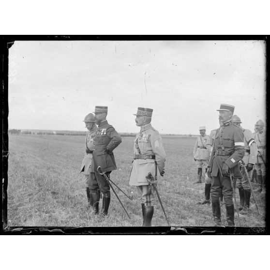 Près Mouy sur Seine. Seine et Marne. Ferme Saint Lucien. Le général Gouraud harangue les troupes avant la remise de décoration. [légende d'origine]