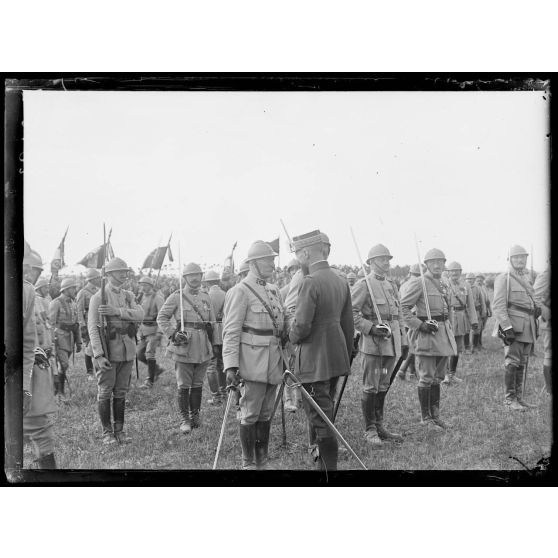 Près Mouy sur Seine. Seine et Marne. Ferme Saint Lucien. Le général Gouraud décore des officiers et des soldats. [légende d'origine]
