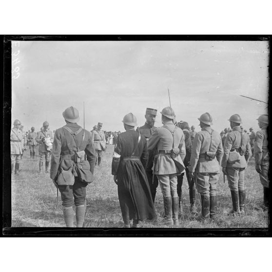 Près Mouy sur Seine. Seine et Marne. Ferme Saint Lucien. Le général Gouraud décore un aumônier et des cavaliers. [légende d'origine]