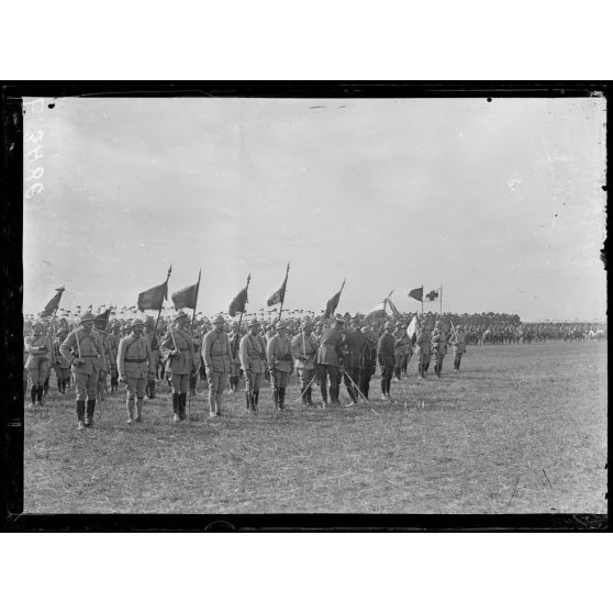 Près Mouy sur Seine. Seine et Marne. Ferme Saint Lucien. Le général Gouraud décore des soldats. [légende d'origine]<br>