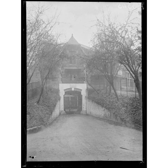 Paris. Hôpital militaire canin de la Bleue Bross. Entrée de l'hôpital. [légende d'origine]