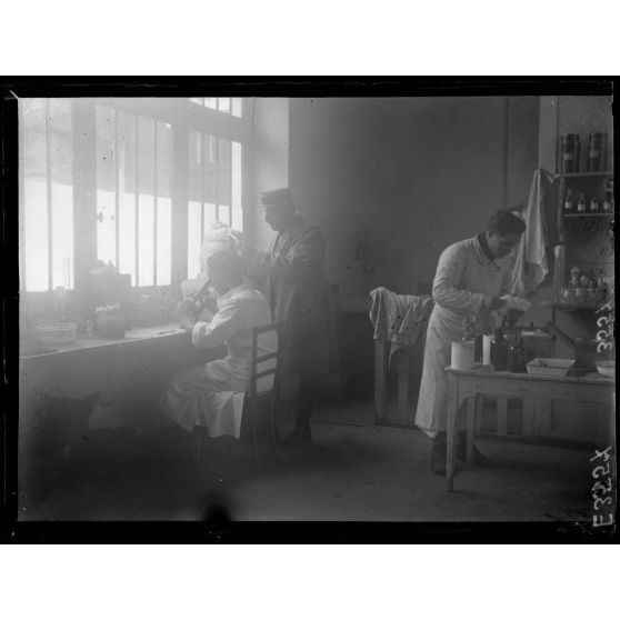 Paris. Hôpital militaire canin de la Bleue Bross. Le laboratoire. [légende d'origine]