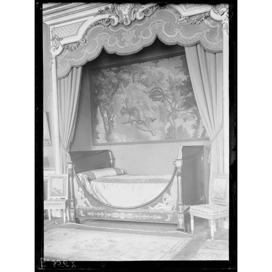Palais d'Orsay. Paris. Appartements réservés aux souverains. Le lit. [légende d'origine]