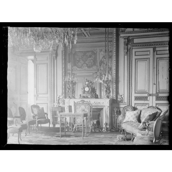 Palais d'Orsay. Paris. Appartements réservés aux souverains. La cheminée du salon. [légende d'origine]