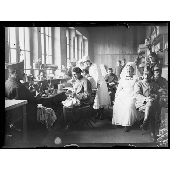 Paris. Hôpital Bouffou [Buffon], boulevard Pasteur. Atelier de soldats mutilés. Travail de la main gauche. [légende d'origine]