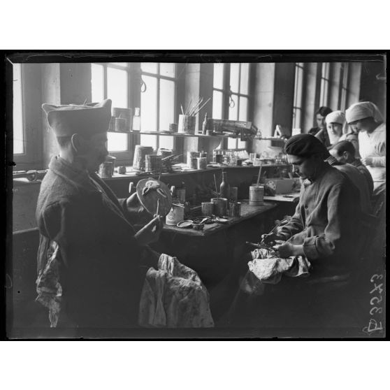 Paris. Hôpital Bouffou [Buffon], boulevard Pasteur. Atelier de soldats mutilés. Travail de la main gauche. [légende d'origine]