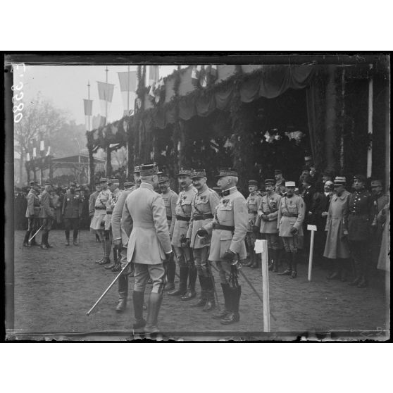 Metz. Voyage de Mr Poincaré. Les généraux attendent le président. [légende d'origine]