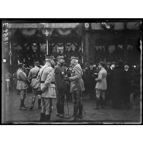 Metz. Voyage de Mr Poincaré. Les généraux Gouraud et Fayolle attendent l'arrivée du Président. [légende d'origine]
