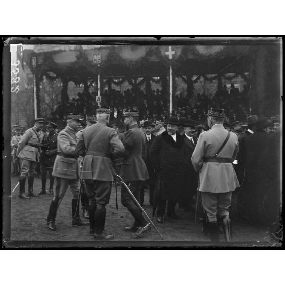 Metz. Voyage de Mr Poincaré. Députés, sénateurs et généraux attendent l'arrivée du Président. [légende d'origine]