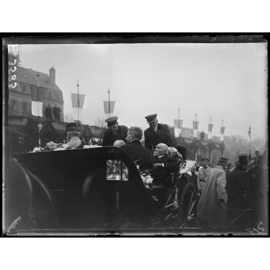 [Metz. Voyage de Mr Poincaré. MM Clemenceau et Poincaré arrivent en calèche sur la place d'armes.]