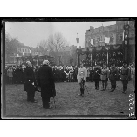 Metz. Voyage de M. Poincaré. Discours du Président au maréchal Pétain avant de remettre à celui-ci ses insignes de maréchalat. [légende d'origine]