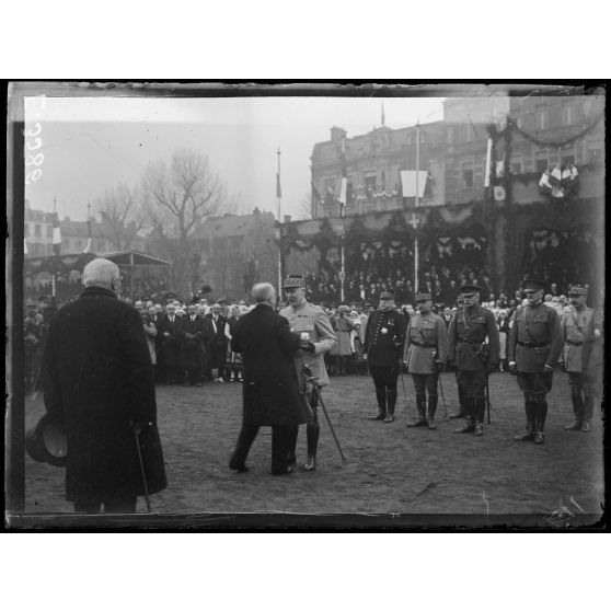 Metz. Voyage de Mr Poincaré. Le Président embrasse le maréchal Pétain. [légende d'origine]