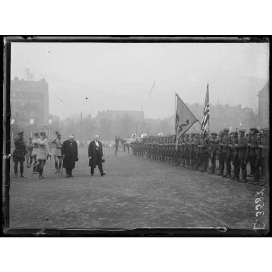 Metz. Voyage de M. Poincaré. Le Président et M. Clemenceau passent devant le drapeau américain. [légende d'origine]
