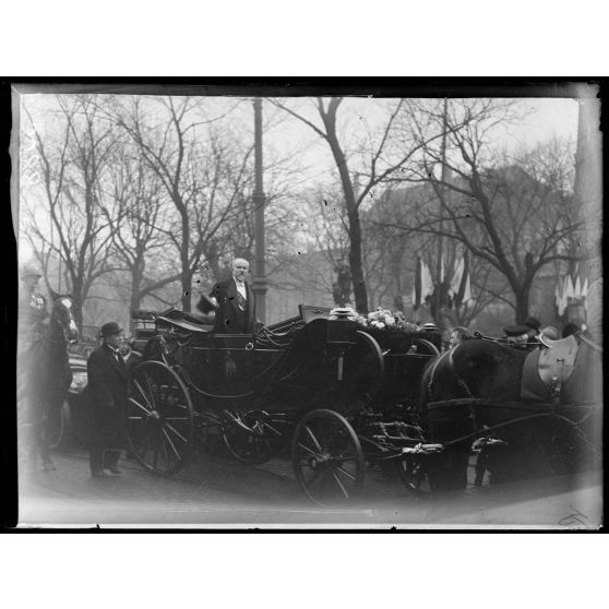 Strasbourg. Voyage de Mr Poincaré. Le Président, quittant l'hôtel de ville, salue la foule. [légende d'origine]