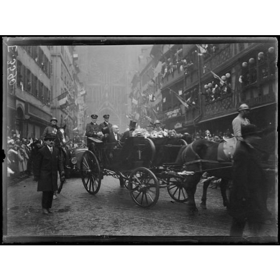 Strasbourg. Voyage de Mr Poincaré. Le Président quitte la cathédrale. [légende d'origine]