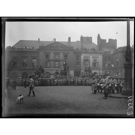 Strasbourg. Voyage de Mr Poincaré. La foule attend l'arrivée du président. [légende d'origine]