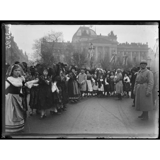 Strasbourg. Voyage de Mr Poincaré. La foule attend l'arrivée du Président. [légende d'origine]