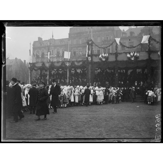 Strasbourg. Voyage de Mr Poincaré. La foule attend l'arrivée du Président. [légende d'origine]