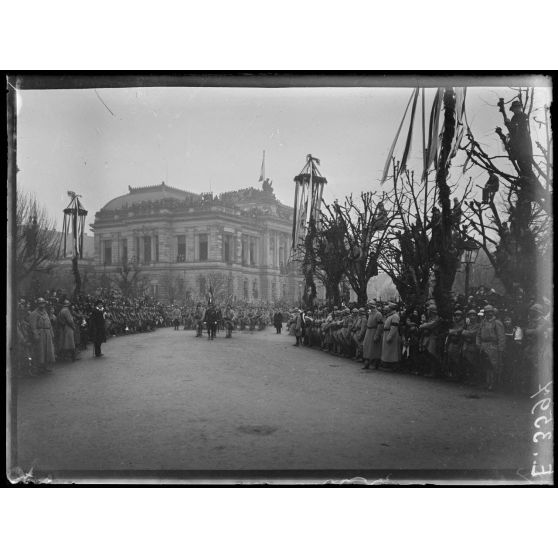 Strasbourg. Voyage de Mr Poincaré. Les troupes défilent devant le Président. [légende d'origine]