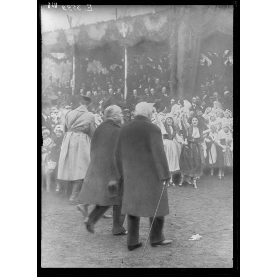 Metz. Voyage de Mr Poincaré. Le Président et Mr Clemenceau montent à la tribune officielle. [légende d'origine]