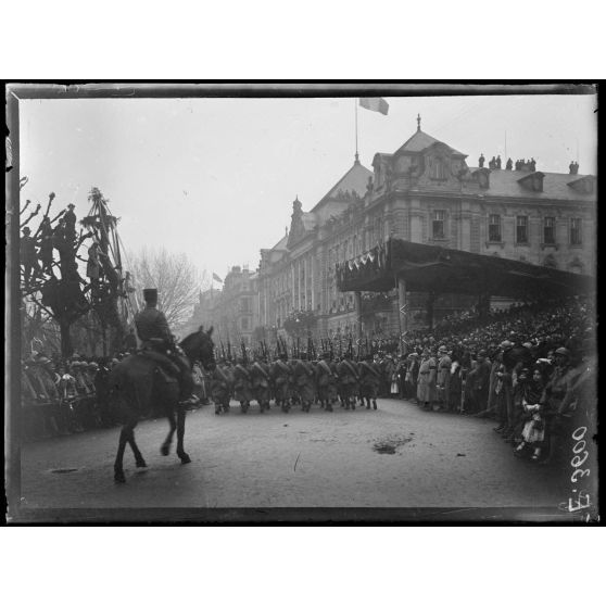 Strasbourg. Voyage de Mr Poincaré. Les troupes défilent devant le Président. [légende d'origine]