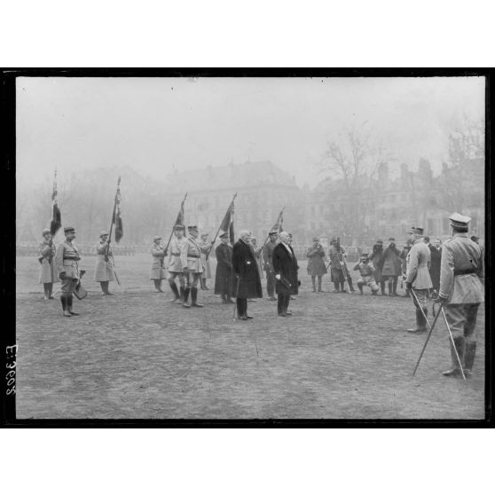 Metz. Voyage de Mr Poincaré. Le Président adresse un discours au maréchal Pétain avant de lui remettre les insignes de sa nouvelle dignité. [légende d'origine]