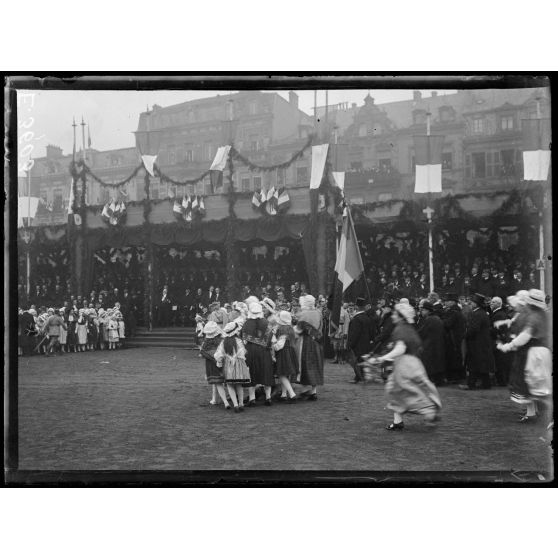 Metz. Voyage de Mr Poincaré. Le Président dans la tribune officielle. [légende d'origine]