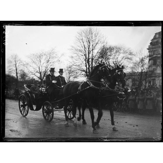 Paris. Visite de Sa Majesté le roi d'Italie. Le roi et Mr Poincaré en voiture. [légende d'origine]