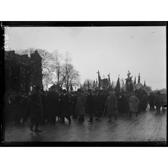 Paris. Visite de Sa Majesté le roi d'Italie. Sociétés avec drapeaux et bannières corporatives attendant l'arrivée du roi. [légende d'origine]