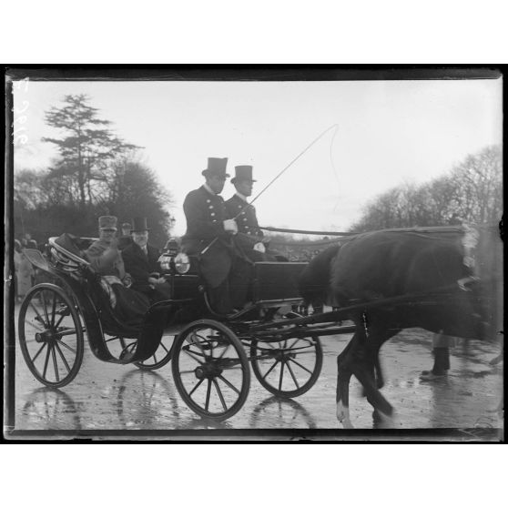 Paris. Visite de Sa Majesté le roi d'Italie. Le roi et Mr Poincaré en voiture. [légende d'origine]