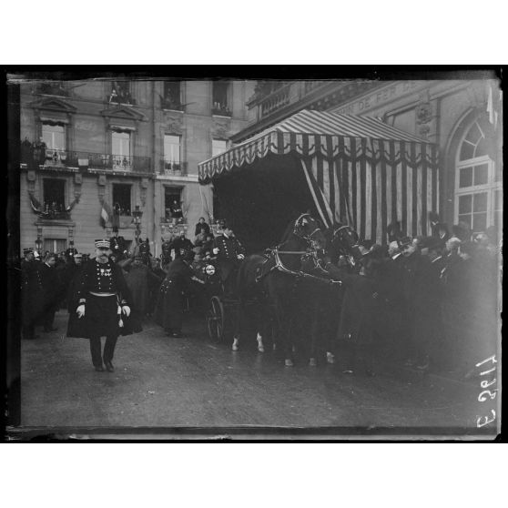 Paris. Visite de Sa Majesté le roi d'Italie. Arrivée du roi. [légende d'origine]