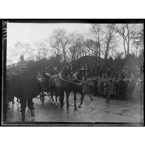 Paris. Visite de Sa Majesté le roi d'Italie. Le roi et Mr Poincaré passent en voiture. [légende d'origine]