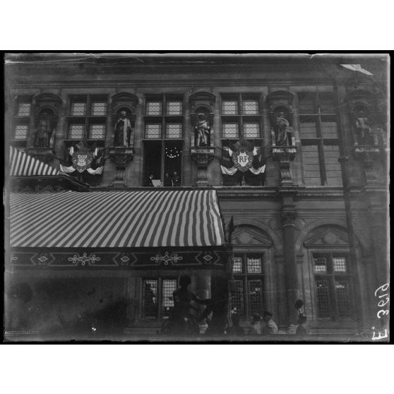 Paris. Visite de Sa Majesté le roi d'Italie. L'Hôtel de Ville le jour de la visite du roi. [légende d'origine]