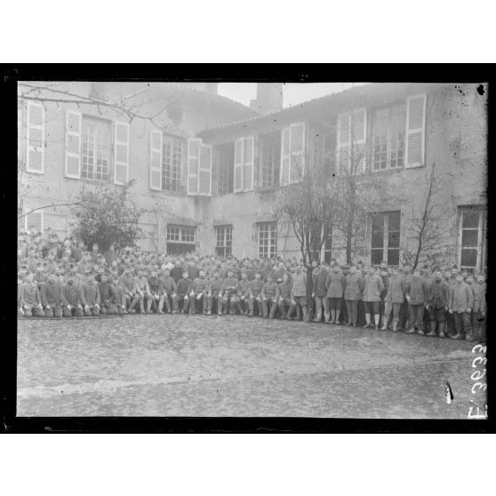 Aurillac. Cantal. Camp de prisonniers Danois. Les spectateurs. [légende d'origine]