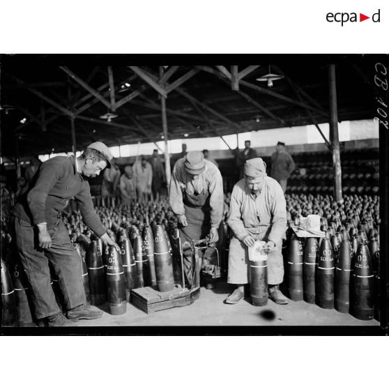 Atelier de peinture d'obus de 155 mm. [légende d'origine]