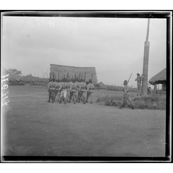 Tibati. Tirailleurs dans la cour du poste. [légende d'origine]