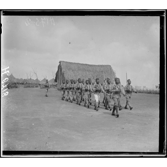 Tibati. Tirailleurs dans la cour du poste. [légende d'origine]