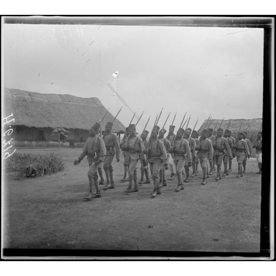 Tibati. Tirailleurs dans la cour du poste. [légende d'origine]