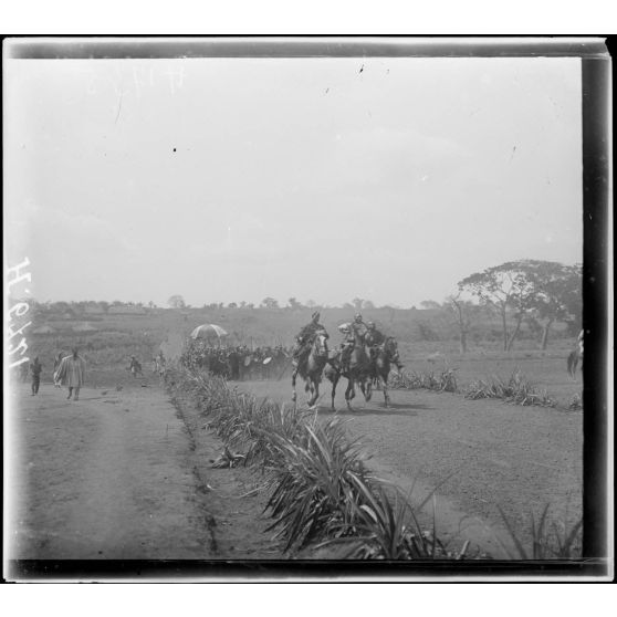 Tibati. Le Lamido de Tibati arrivant au poste. [légende d'origine]