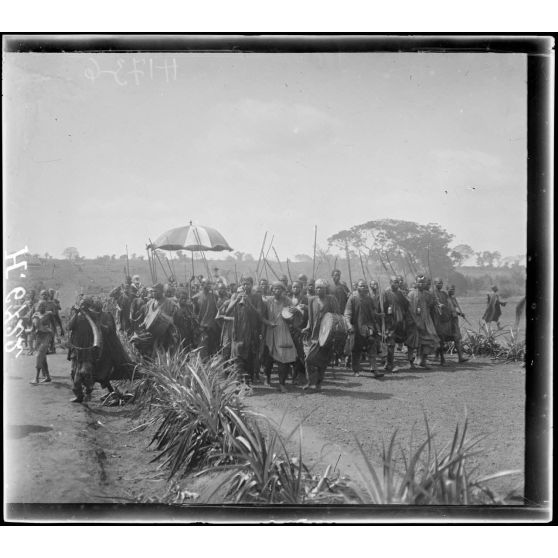 Tibati. Le Lamido de Tibati arrivant au poste. [légende d'origine]
