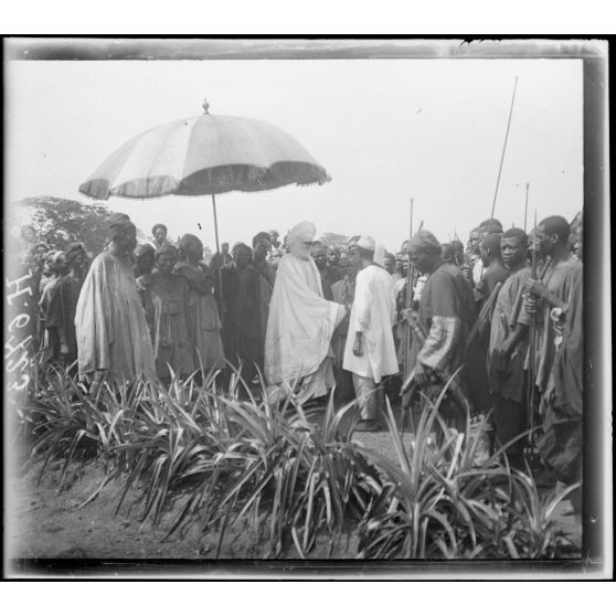 Tibati. Le Lamido de Tibati arrivant au poste. [légende d'origine]
